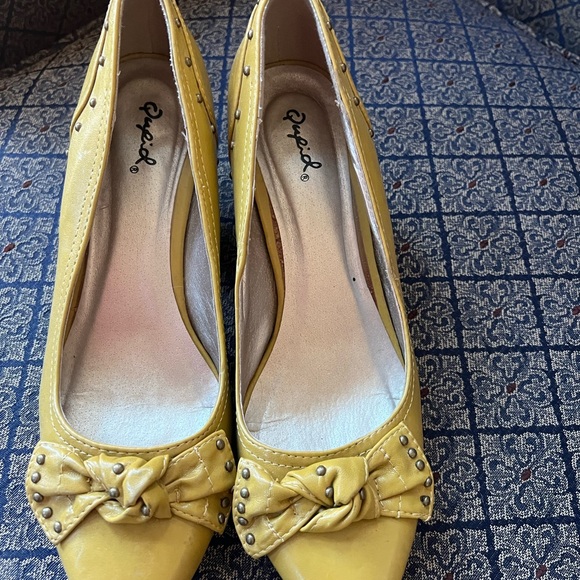 Used yellow Qupid kitten heels. Size 9. - Picture 4 of 5